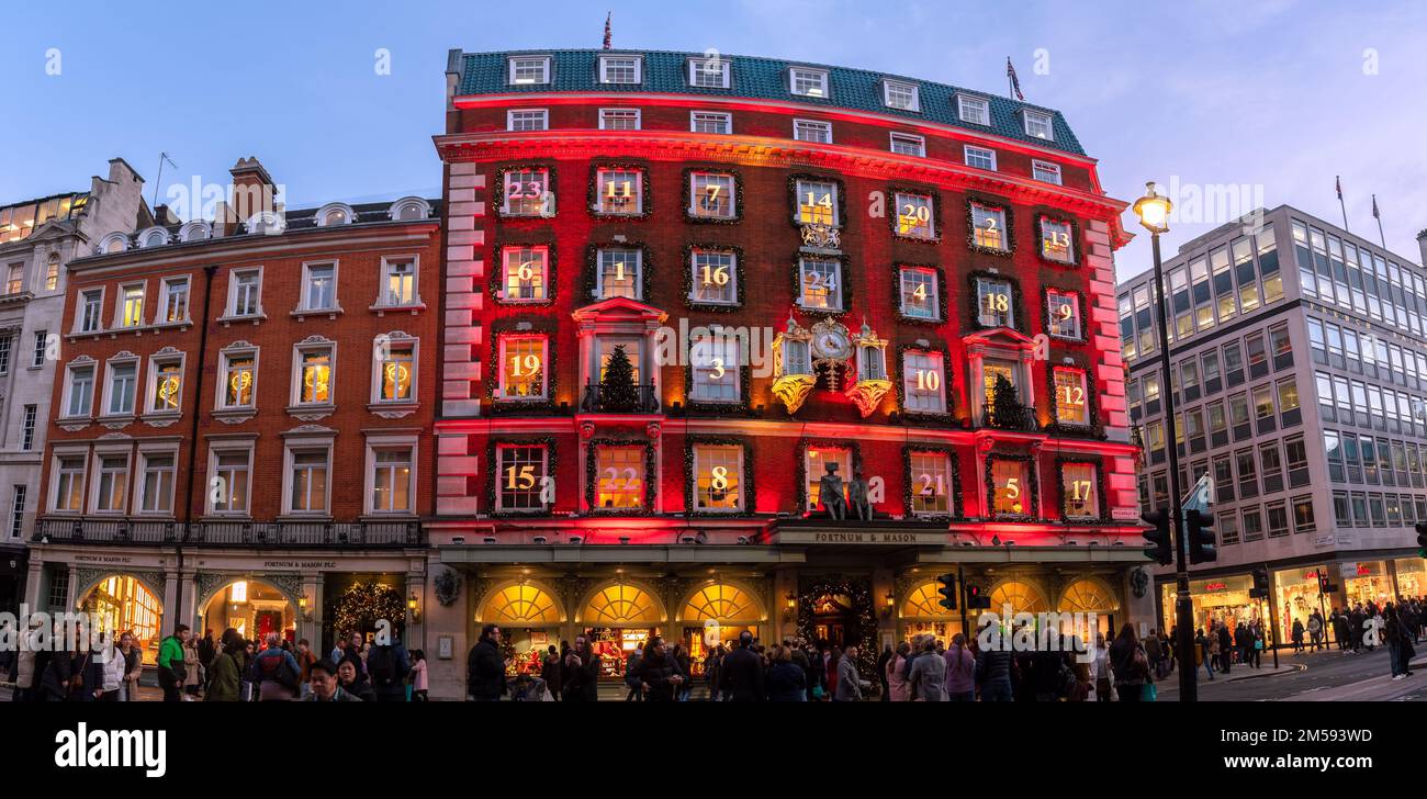 Londres, Inglaterra, Reino Unido - 20 de diciembre de 2022: Vista exterior del famoso edificio Fortnum y Mason tienda de lujo en Londres, en Navidad Foto de stock