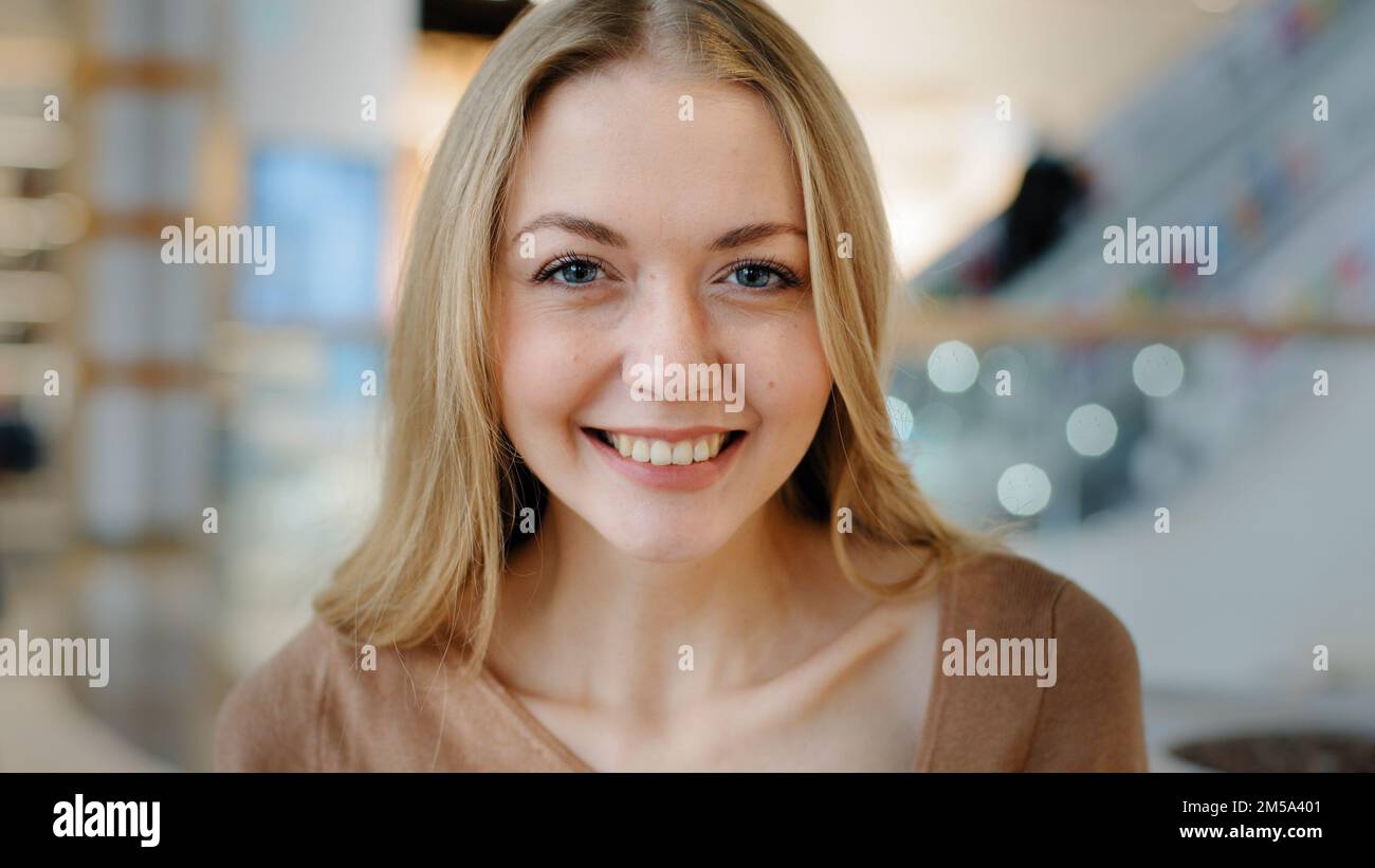 Close-up mujer satisfecha feliz despreocupada exitosa alegre sonriente chica rubia 30s mujer que disfruta de la victoria ganando éxito triunfo bailando Foto de stock