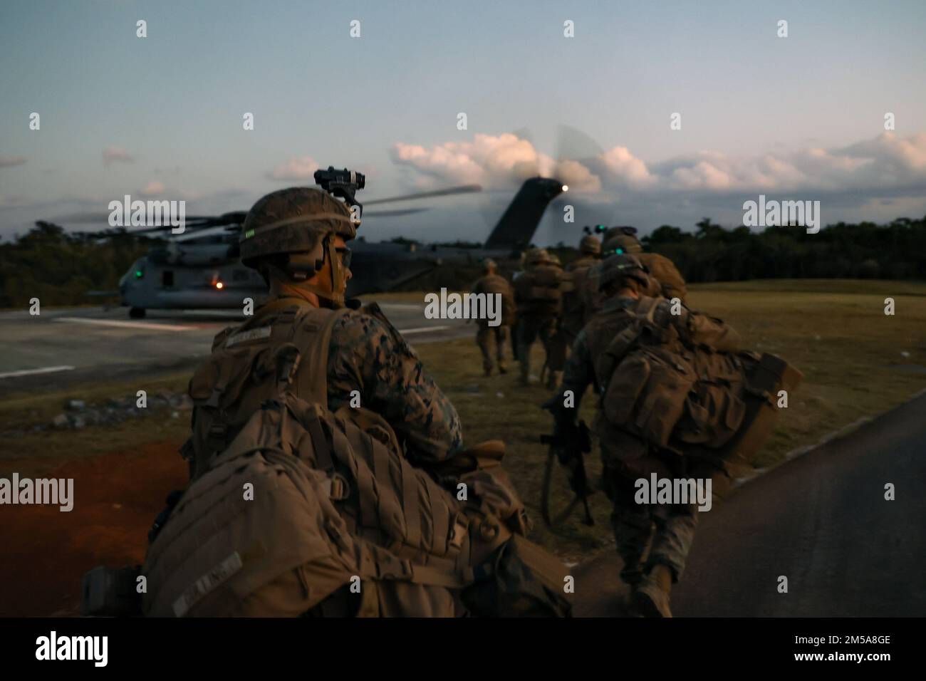 EE.UU Infantes de marina con 2D Batallón, 7th infantes de marina, cargan un supersemental CH-53E durante el Ejercicio de Guerra de la Selva 22 en el Campamento Schwab, Okinawa, Japón, 15 de febrero de 2022. JWX 22 es un ejercicio de capacitación de campo a gran escala centrado en aprovechar las capacidades integradas de los socios conjuntos y aliados para fortalecer la conciencia de todos los dominios, la maniobra y los incendios en un entorno marítimo distribuido. 2/7 está desplegado en el Indo-Pacífico bajo 4th Marines, 3D División de Marines como parte del Programa de Despliegue de Unidades. Foto de stock