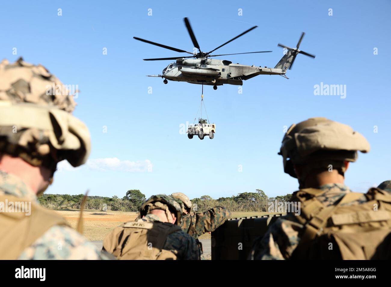 UN EE.UU El Súper Semental CH-53E del Cuerpo de Marines transporta un vehículo táctico ligero conjunto durante el Ejercicio de Guerra en la Selva 22 en el Área Central de Entrenamiento, Okinawa, Japón, 15 de febrero de 2022. JWX 22 es un ejercicio de capacitación de campo a gran escala centrado en aprovechar las capacidades integradas de los socios conjuntos y aliados para fortalecer la conciencia de todos los dominios, la maniobra y los incendios en un entorno marítimo distribuido. 1/3 está desplegado en el Indo-Pacífico bajo 4th infantes de marina como parte del Programa de Despliegue de Unidades. Foto de stock