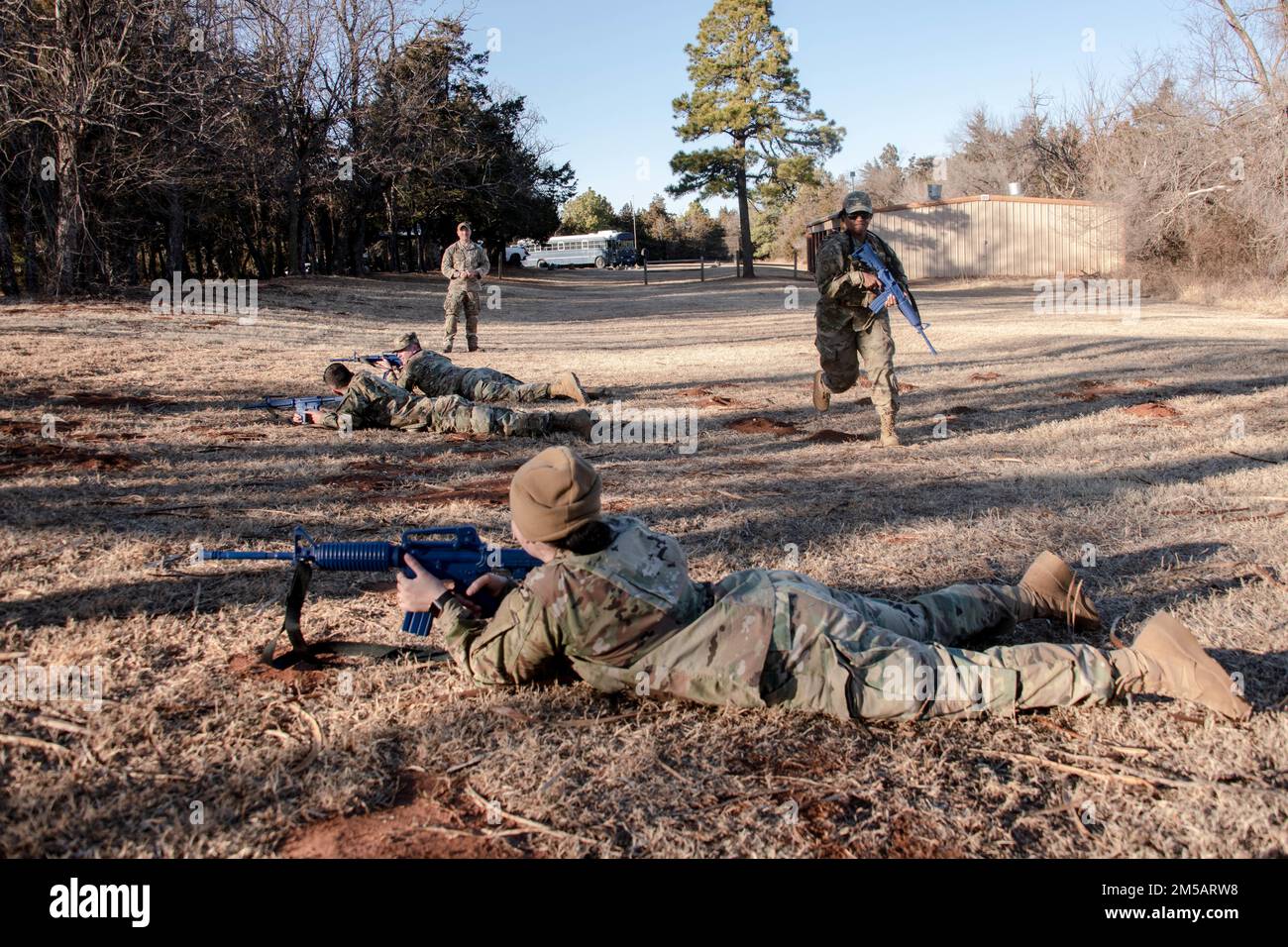 Los estudiantes del Equipo de Mantenimiento de la Misión (MST, por sus siglas en inglés) con el Ala de Operaciones Especiales 137th de la Guardia Nacional Aérea de Oklahoma practican movimiento táctico como equipo de bomberos durante un ejercicio de campo en Oklahoma City, el 10 de febrero de 2022. Los estudiantes aprendieron a moverse como un equipo mientras cada miembro llevaba un arma y cómo mantener la seguridad. Foto de stock