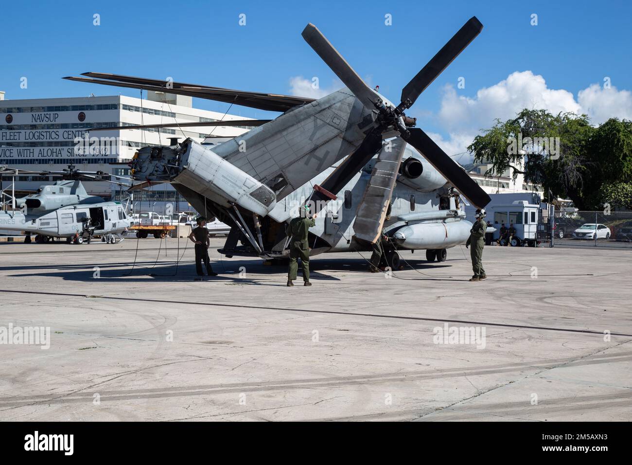 EE.UU Infantes de Marina con el Escuadrón de Helicópteros Pesados Marinos (HMH) 463, entregan helicópteros CH-53E Super Stallion para su transporte a California como parte del Despliegue para Entrenamiento (DFT) en la Base Naval Pearl Harbor, Hawái, el 16 de febrero de 2022. El DFT está diseñado para simular el funcionamiento en un entorno desplegado y para preparar la unidad para cualquier contingencia futura que puedan encontrar durante el despliegue. Foto de stock