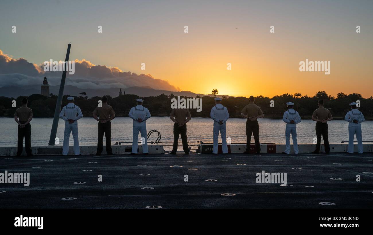 PEARL HARBOR, Hawái (19 de febrero de 2022) EE.UU Infantes de marina y marineros asignados a la 11th Unidad Expedicionaria de Marines (MEU) y al muelle de transporte anfibio USS Portland (LPD 27), manejan los rieles mientras el barco se adentra en Pearl Harbor, Hawái, el 19 de febrero. Infantes de marina y marineros del Essex Amphibious Ready Group (ARG) y el MEU 11th están visitando la Base Conjunta Pearl Harbor-Hickam mientras operan en la Flota 3rd de los Estados Unidos. Foto de stock