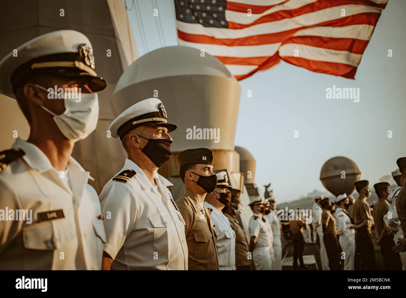 PEARL HARBOR, Hawái (19 de febrero de 2022) EE.UU Infantes de marina y marineros asignados a la 11th Unidad Expedicionaria de Marines (MEU) y el muelle de transporte anfibio USS Portland (LPD 27), manejan los rieles mientras el barco se detiene en Pearl Harbor, Hawái, el 19 de febrero. Infantes de marina y marineros del Essex Amphibious Ready Group (ARG) y el MEU 11th están visitando la Base Conjunta Pearl Harbor-Hickam mientras operan en la Flota 3rd de los Estados Unidos. Foto de stock