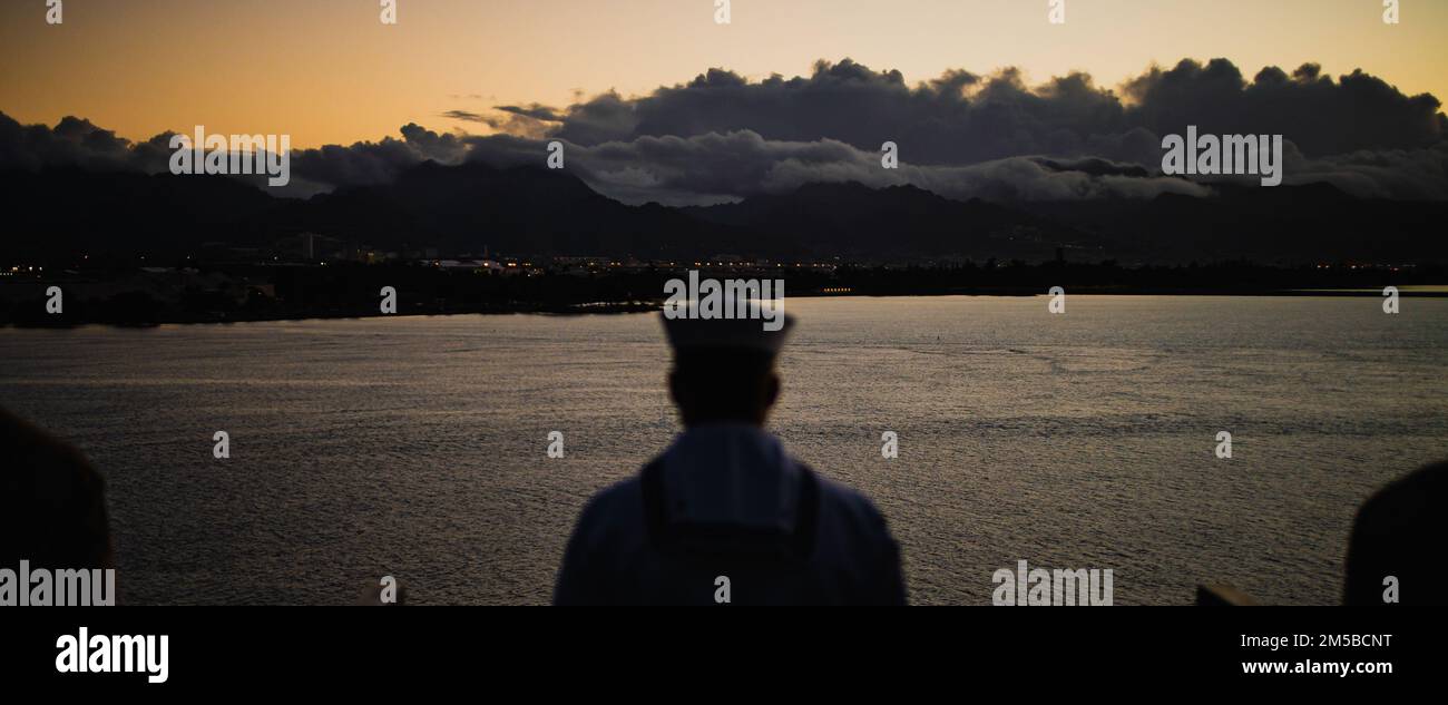 PEARL HARBOR, Hawái (19 de febrero de 2022) EE.UU Infantes de marina y marineros asignados a la 11th Unidad Expedicionaria de Marines (MEU) y el muelle de transporte anfibio USS Portland (LPD 27), manejan los rieles mientras el barco se detiene en Pearl Harbor, Hawái, el 19 de febrero. Infantes de marina y marineros del Essex Amphibious Ready Group (ARG) y el MEU 11th están visitando la Base Conjunta Pearl Harbor-Hickam mientras operan en la Flota 3rd de los Estados Unidos. Foto de stock