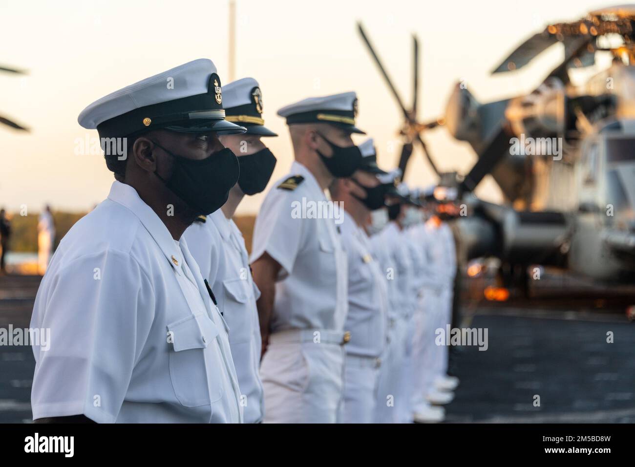 220219-N-VQ947-1132 OCÉANO PACIFICO (19 de febrero de 2022) — Los marineros se paran en el descanso del desfile en la cubierta de vuelo del muelle de transporte anfibio USS Portland (LPD 27), 19 de febrero de 2022. Marineros e infantes de marina del Essex Amphibious Ready Group (ARG) y la 11th Marine Expeditionary Unit (MEU) están visitando la Base Conjunta Pearl Harbor-Hickam mientras operan en la Flota 3rd de los Estados Unidos. Foto de stock