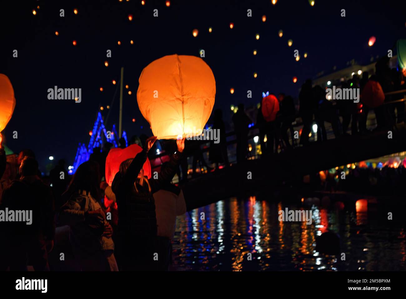 Faroles de cielo flotando en el cielo. Festival de luces de Volos. Linternas voladoras coloridas, Grecia Foto de stock