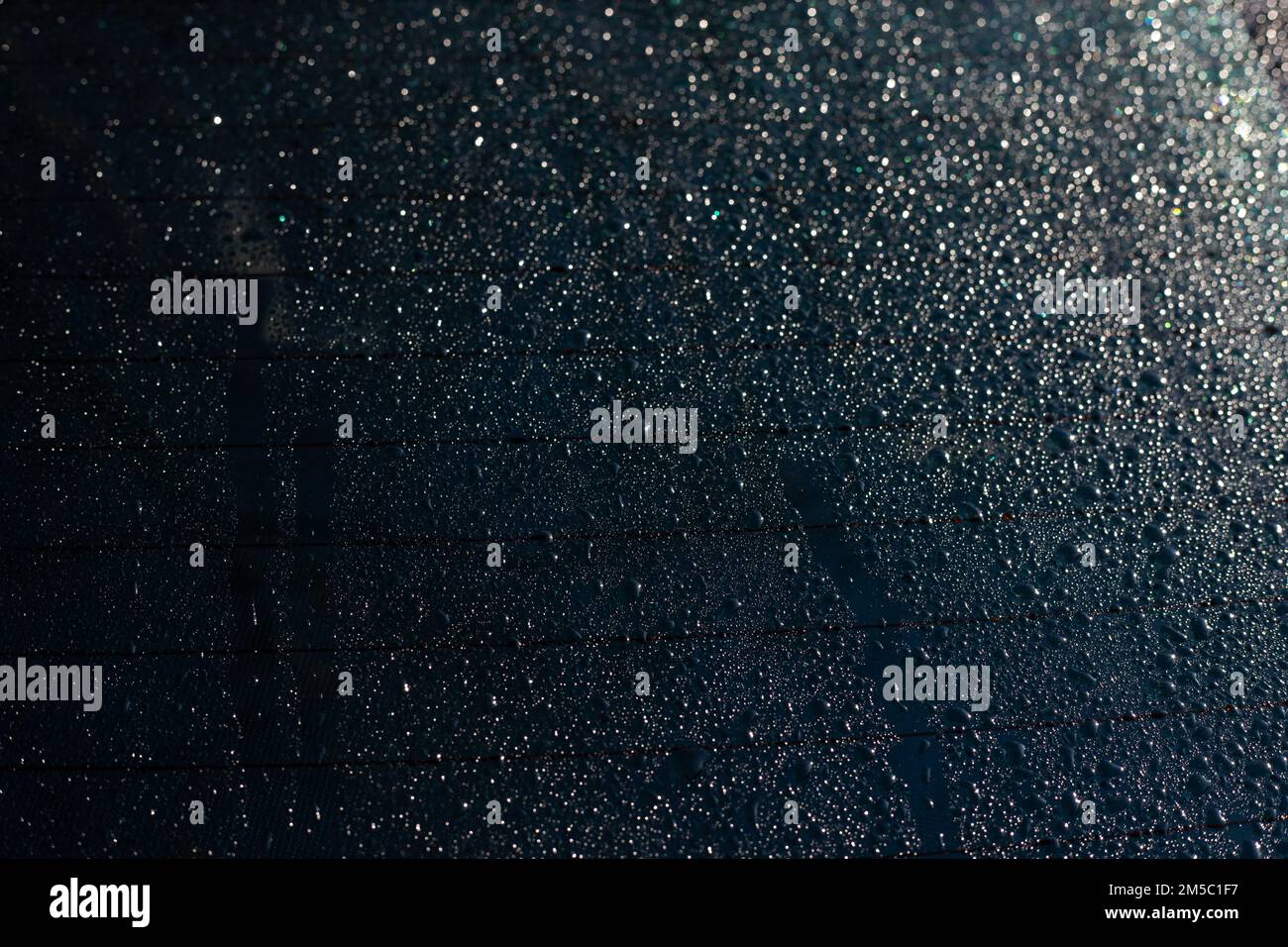 Ventana trasera del coche con fondo de textura de gotas de lluvia Foto de stock