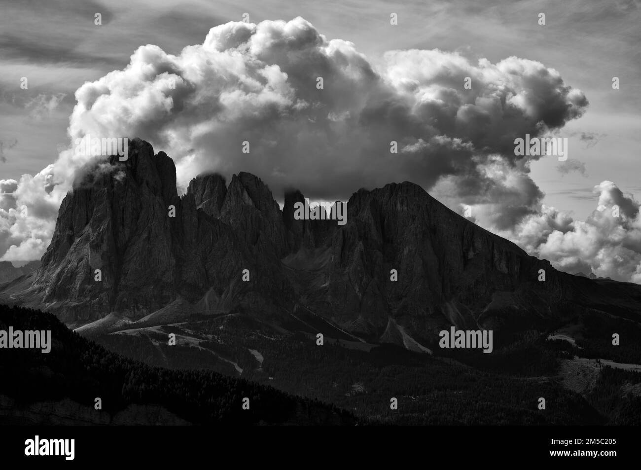 Langkofel y Plattkofel, atmósfera de tormenta, woken, Rasciesa, Resciesa, Val Gardena, Trentino, Tirol del Sur, Italia Foto de stock