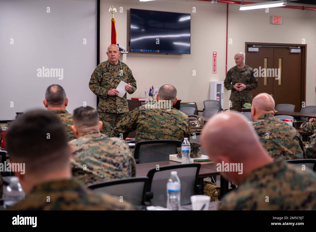 EE.UU El General del Cuerpo de Marines David H. Berger, Comandante del Cuerpo de Marines, habla con los infantes de marina que asisten al Simposio Jefe de Operaciones de Elementos de Combate Terrestres (GCE) en la Base del Cuerpo de Marines Quantico, Virginia, 28 de febrero de 2022. El Comandante habló en el simposio para compartir su visión sobre la gestión del talento y las capacidades futuras de la CME. El simposio de jefes de operaciones de elementos de combate terrestre es un único foro para discutir, desarrollar y consolidar las prioridades comunes de la CME en preparación para su presentación a los comandantes de la División de Marines en la próxima conferencia anual de la CME. Foto de stock