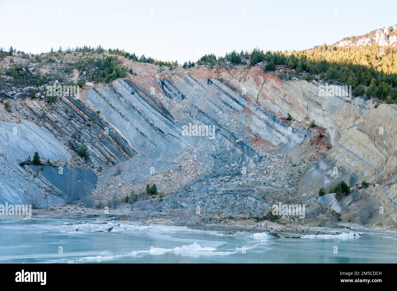 Lago artificial resultante de las antiguas operaciones mineras en la zona, yacimiento paleontológico de Tumí, Vallcebre, Cataluña, España Foto de stock