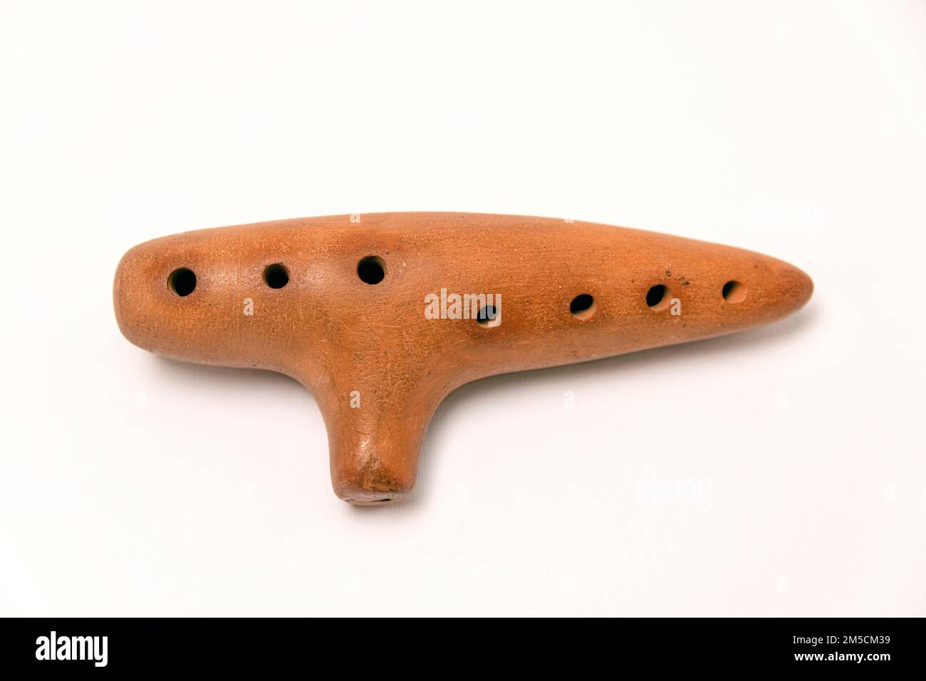 Un primer plano de un viejo instrumento musical de viento ocarina hecho de  arcilla sobre un fondo blanco Fotografía de stock - Alamy