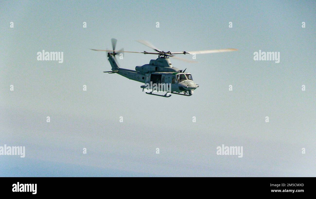 Un Veneno UH-1Y asignado al Escuadrón de Helicópteros de Ataque Ligero de Marines (HMLA) 269 proporciona apoyo a 2nd unidades de la División de Marines durante el Ejercicio Litoral (LEX) II cerca de la Estación Aérea del Cuerpo de Marines New River, Carolina del Norte, 2 de marzo de 2022. LEX II ofrece a los infantes de marina y marineros la oportunidad de practicar la búsqueda avanzada, identificar y destruir tácticas en un entorno costero. HMLA-269 es una unidad subordinada del Ala de Aviones de Marina 2nd, el elemento de combate de aviación de la II Fuerza Expedicionaria de Marines. Foto de stock