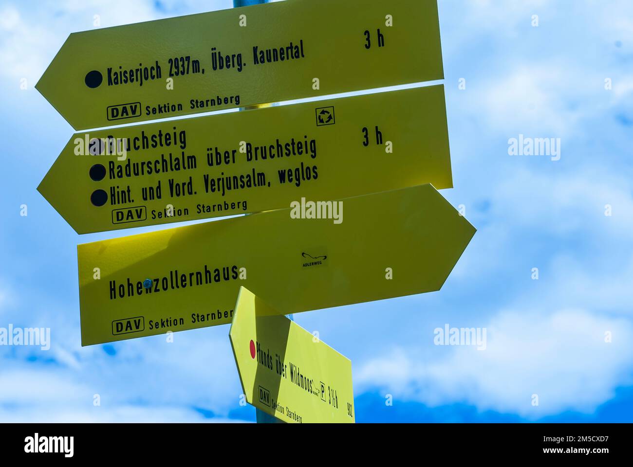 La imagen es de señales direccionales de ruta para guiar a los