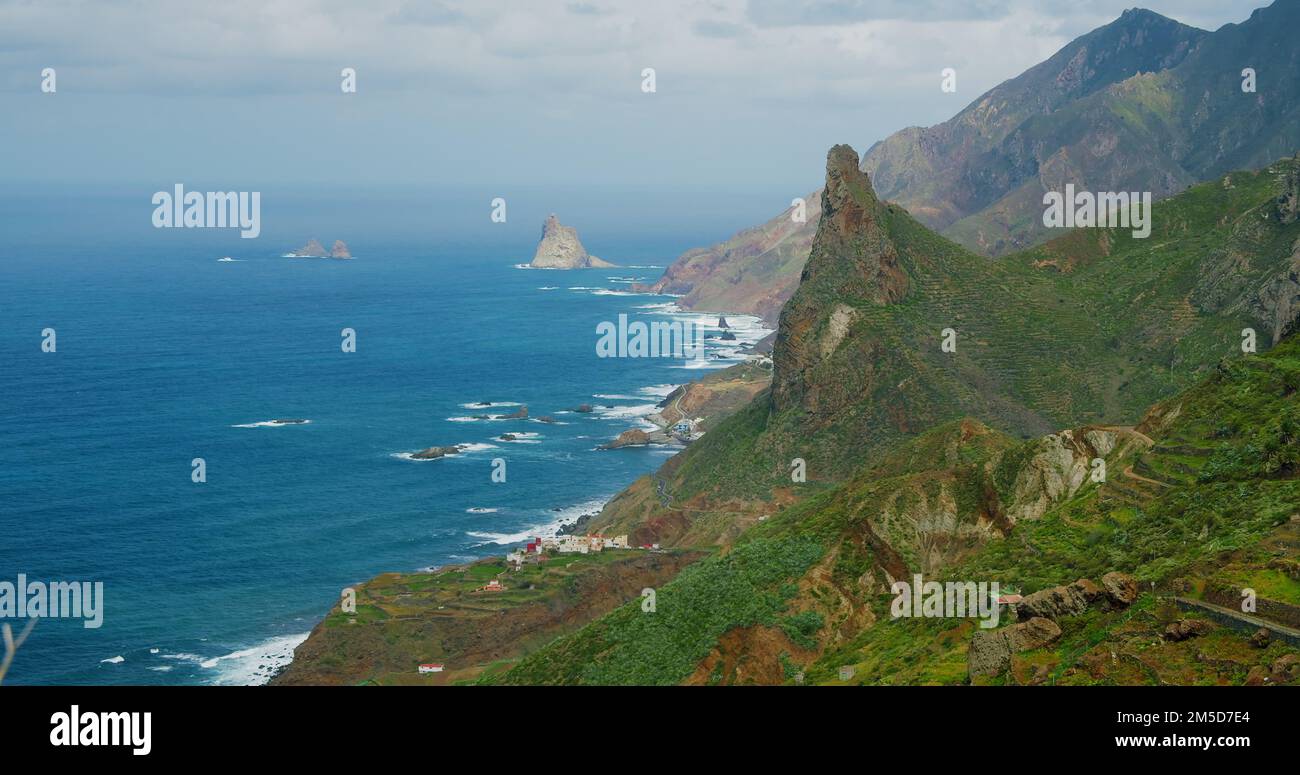 Costa verde rocosa, costa de montaña en el norte de Tenerife. Roque de las Animas. Canarias. España. Foto de stock