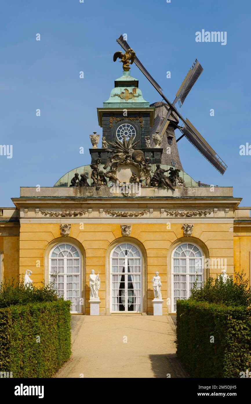 Molino de viento histórico en el parque del castillo de Sanssouci Foto de stock