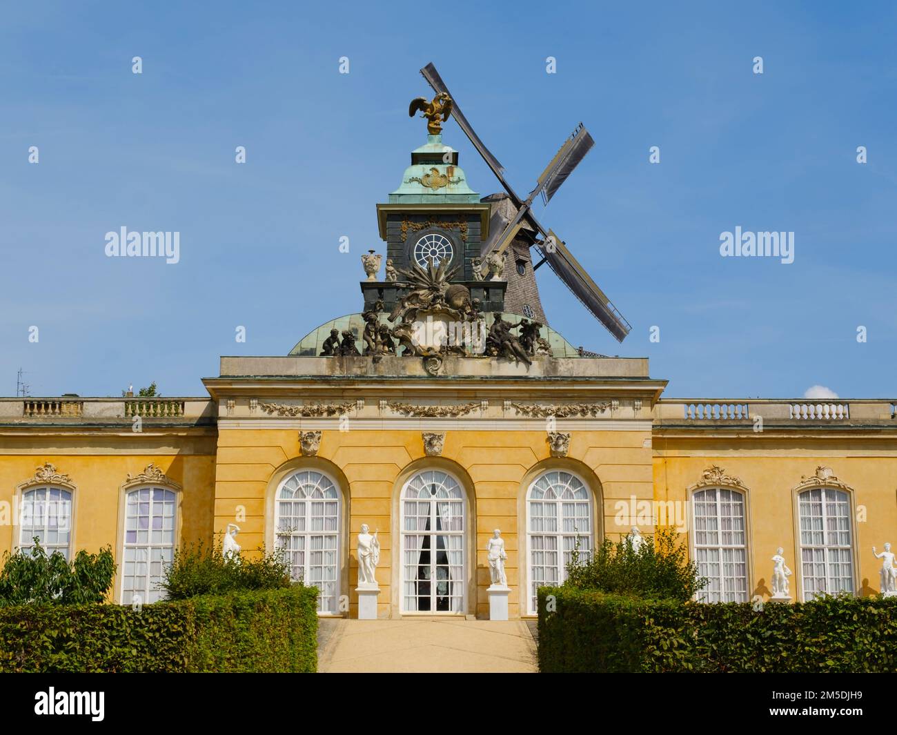 Molino de viento histórico en el parque del castillo de Sanssouci Foto de stock
