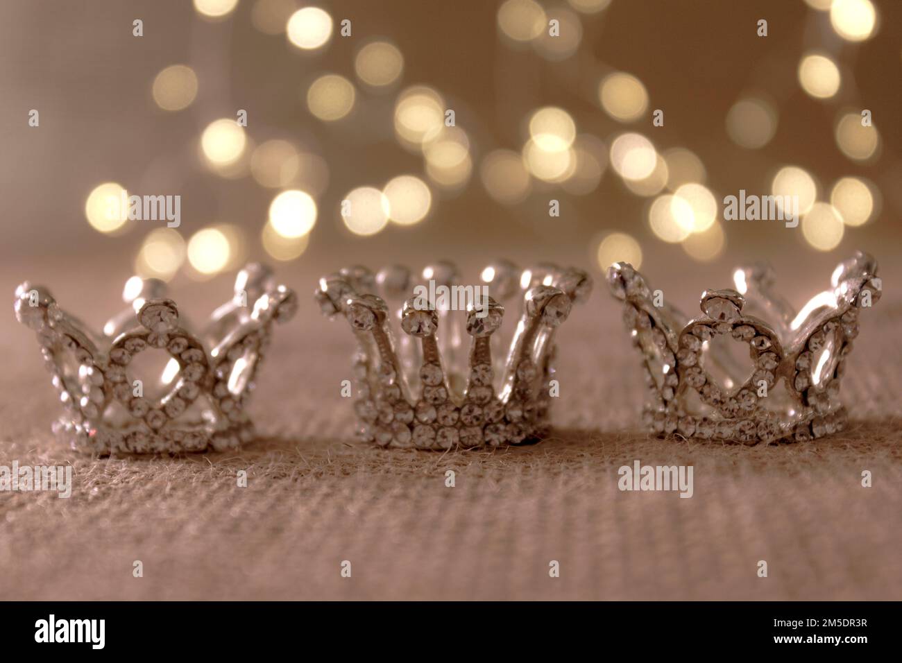 Feliz concepto de día de Epifanía. Tres coronas de plata, símbolo de