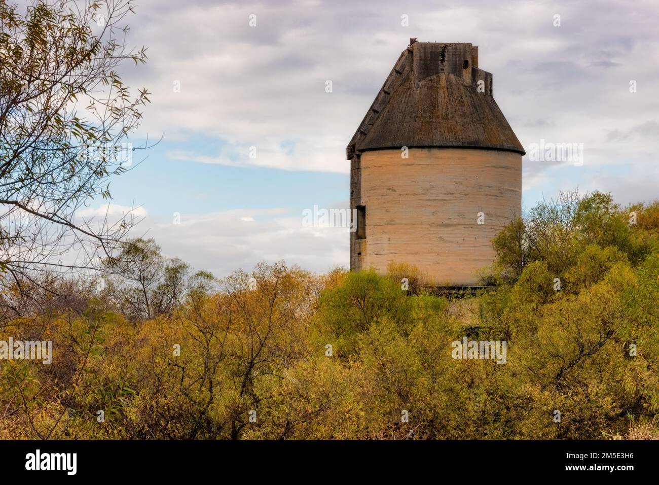 Rankin Bottoms abandonó Coaling Tower cerca de Newport, Tennessee bajo cielos nublados y colores otoñales. Foto de stock