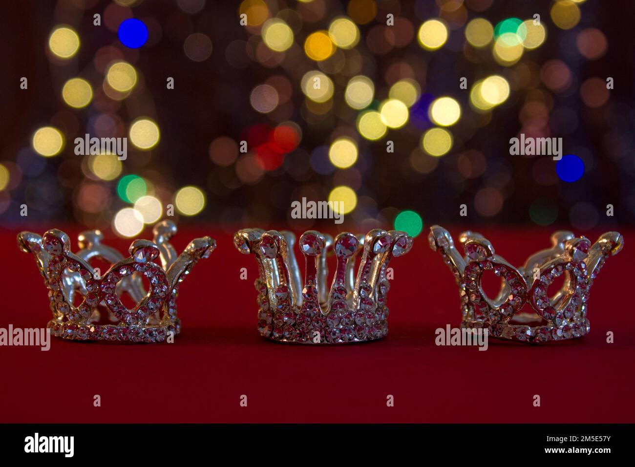 Feliz concepto de día de Epifanía. Tres coronas de plata, símbolo de