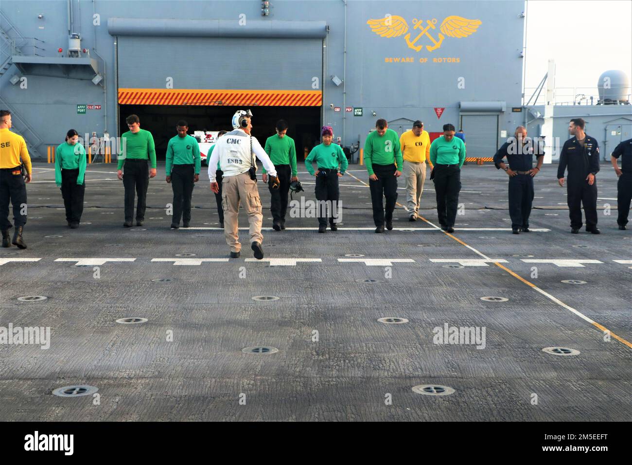 220308-N-QW438-2871 GOLFO ARÁBIGO (8 de marzo de 2022) - Los marineros asignados a la base marítima expedicionaria USS Lewis B. Puller (ESB 3) y el escuadrón de combate marítimo de helicópteros 26 realizan una caminata de escombros de objetos extraños antes de los cuartos de vuelo mientras operan en el Golfo Arábigo, marzo de 8. El USS Lewis B. Puller (ESB 3) se despliega en el área de operaciones de la Flota 5th de los Estados Unidos en apoyo de las operaciones navales para garantizar la estabilidad marítima y la seguridad en la Región Central, conectando el Mediterráneo y el Pacífico a través del Océano Índico Occidental y tres puntos estratégicos de estrangulación. Foto de stock