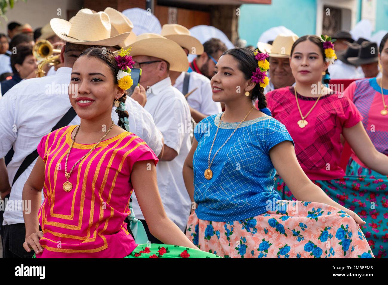 sonriente mujer en tradicional mexicano disfraz a vistoso Víspera de Todos  los Santos desfile generado por ai 27905379 Foto de stock en Vecteezy