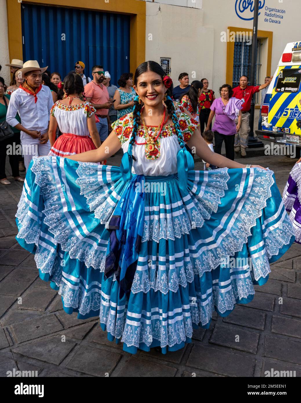 Una joven y atractiva bailarina con traje tradicional de Santiago Pinotepa  Nacional en un desfile de Guelaguetza en Oaxaca, México Fotografía de stock  - Alamy
