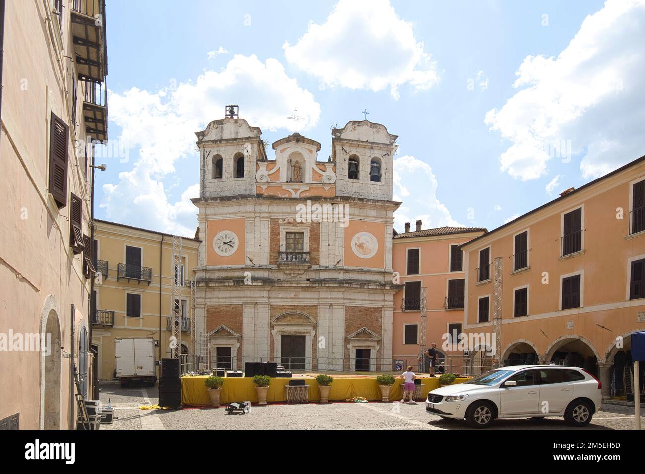 Atina, Frosinone, Italia - 10 de agosto de 2022: Trabajo escénico frente a la Chiesa 'Cattedrale' Santa Maria Assunta. Foto de stock