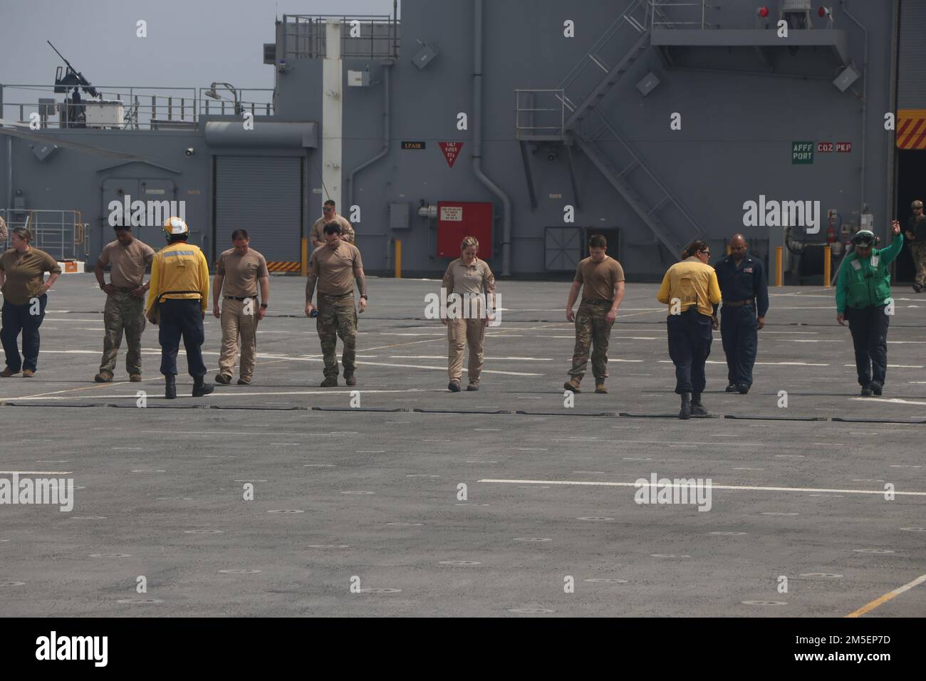 220308-N-QW438-3012 GOLFO ARÁBIGO (8 de marzo de 2022) – Los marineros asignados a la Base marítima Expedicionaria USS Lewis B. Puller (ESB 3) y el Escuadrón de combate marítimo de helicópteros 26 realizan una caminata de escombros de objetos extraños antes de los cuartos de vuelo mientras operan en el Golfo Arábigo, marzo de 8. El USS Lewis B. Puller (ESB 3) se despliega en el área de operaciones de la Flota 5th de los Estados Unidos en apoyo de las operaciones navales para garantizar la estabilidad marítima y la seguridad en la Región Central, conectando el Mediterráneo y el Pacífico a través del Océano Índico Occidental y tres puntos estratégicos de estrangulación. Foto de stock