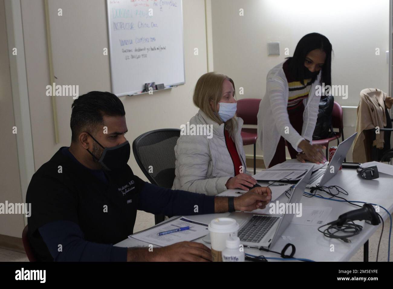 Anson Lukose, médico, y Judy Vorheis, enfermera practicante, asisten a