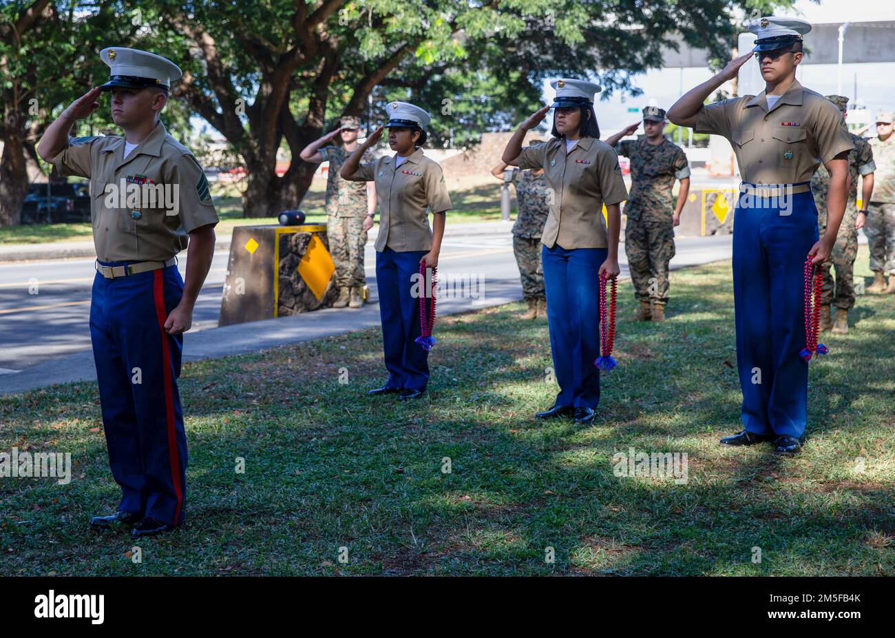 EE.UU Infantes de marina con los EE.UU. El Centro de Operaciones Conjuntas de Inteligencia del Comando Indo-Pacífico, Element del Cuerpo de Marines, permanece de pie para un momento de silencio durante una ceremonia de conmemoración en honor a Estados Unidos Jeffrey A. Borchers frente a Borchers Gate, Base Conjunta Pearl Harbor-Hickam, Hawái, 11 de marzo de 2022. Los miembros del servicio se reunieron para honrar y recordar el servicio de Borchers en los Estados Unidos Cuerpo de Marines. Borchers fue asesinado a tiros el 12 de marzo de 1990 mientras estaba de pie en lo que entonces se llamaba Post 19. Foto de stock