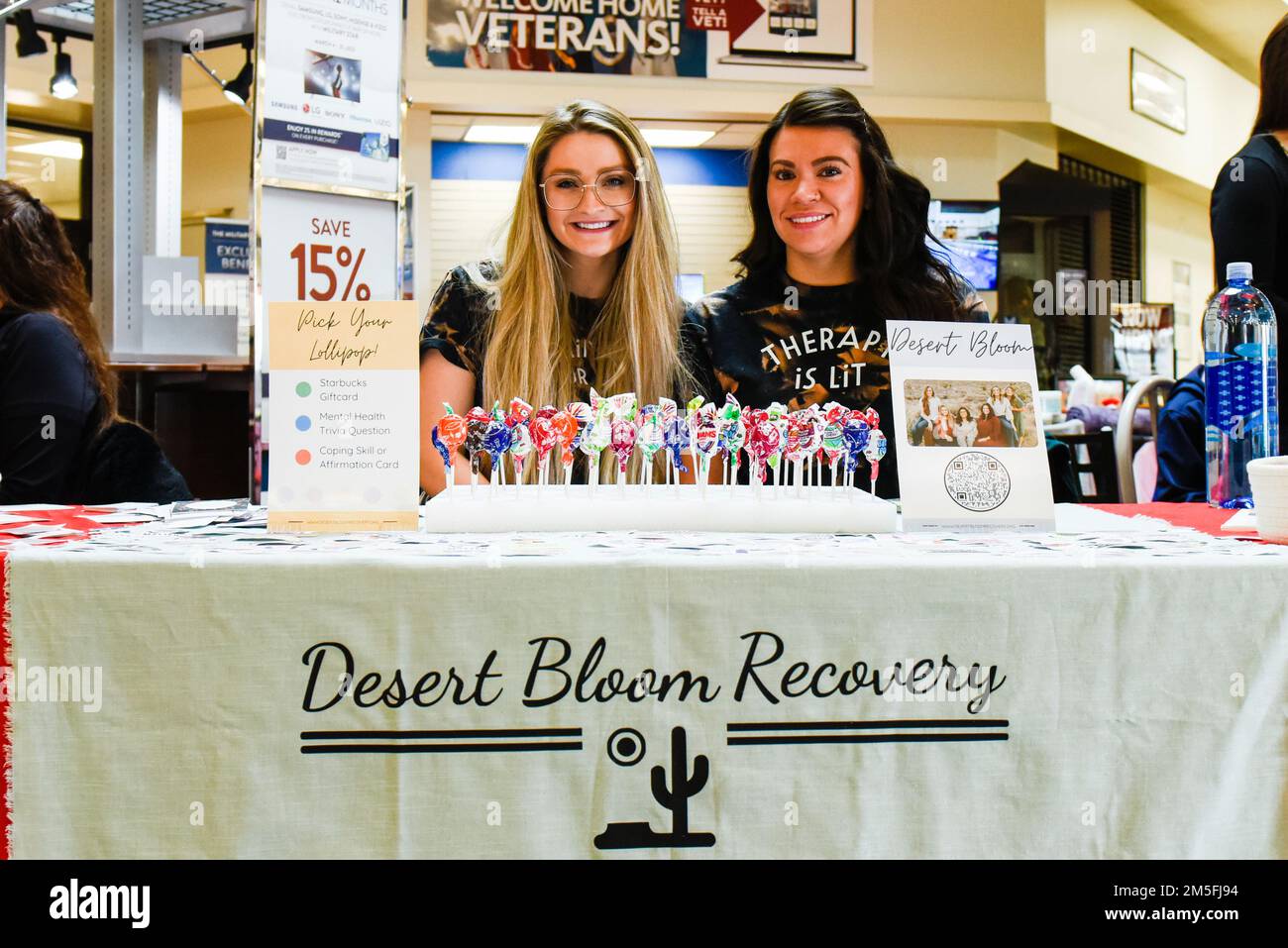 Samantha Rich, dueña de Desert Bloom Recovery (izquierda) y voluntaria (derecha) preparan su