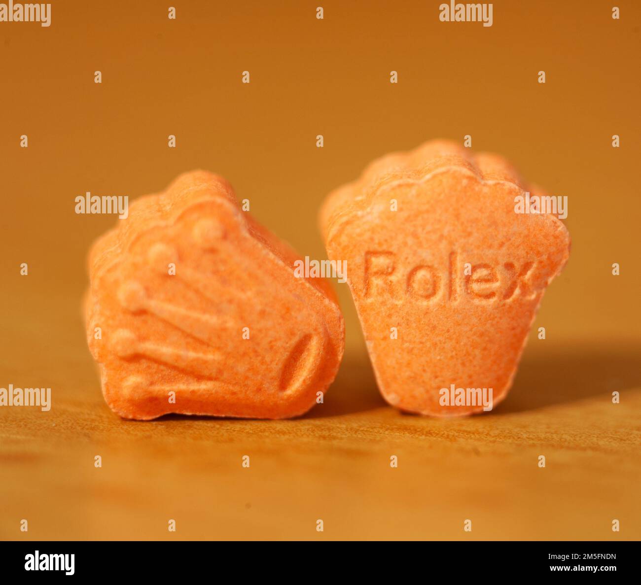 Píldoras de naranja con mdma éxtasis dope rolex droga cerca de fondo de  arte fino en impresiones de alta calidad Fotografía de stock - Alamy