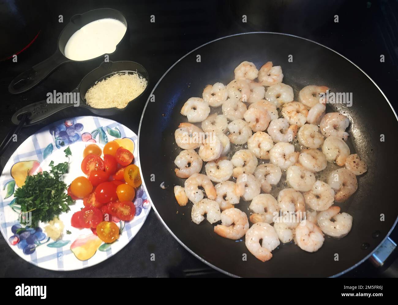 Exhibición colorida de ingredientes de cena de camarón para la preparación de la comida. Concepto de alimentación saludable, comida fácil, simple, cocina casera Foto de stock