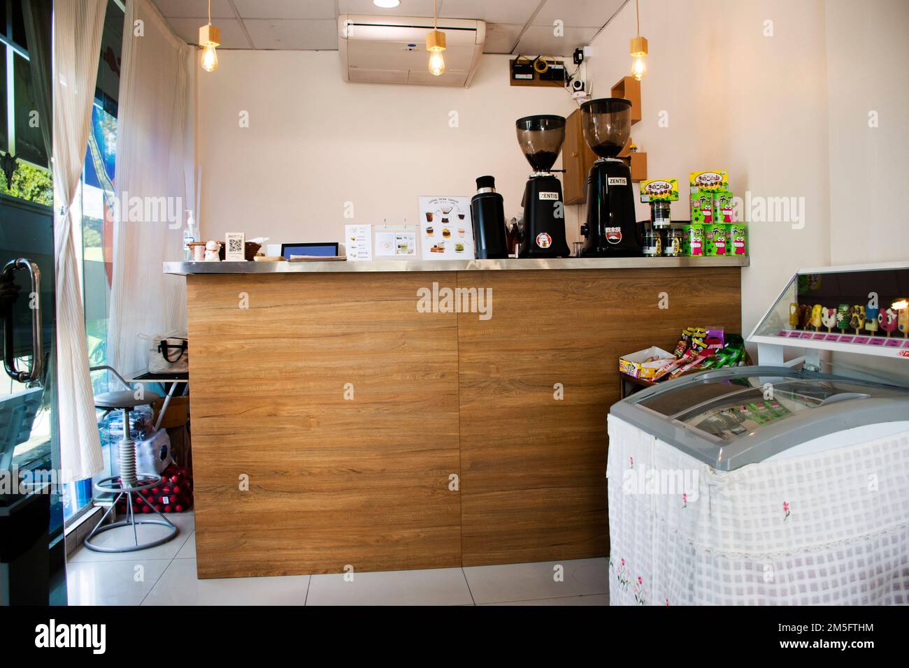 Decoración de interiores y muebles de estilo local moderno en cafetería  cafetería con máquina de mostrador de café de café barista para clientes  tailandeses que comen drin Fotografía de stock - Alamy