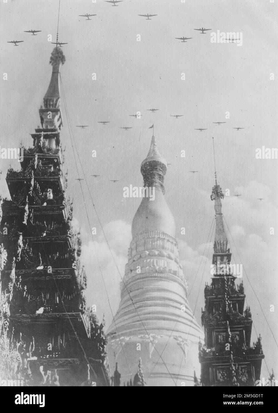 Guerra del Pacífico, 1941-1945. Aviones japoneses vuelan en formación sobre la pagoda Shwedagon en Yangon, Birmania ocupada por los japoneses, agosto de 1943. Foto de stock