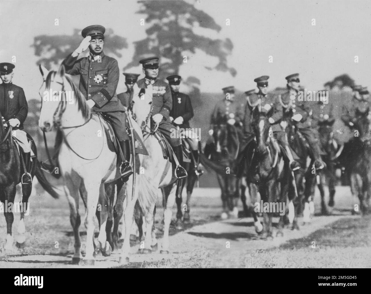 Guerra del Pacífico, 1941-1945. El emperador Showa (Hirohito) inspecciona a las tropas durante una visita a la Escuela de Oficiales de la Reserva Imperial Japonesa en Asaka, Saitama, diciembre de 1943. Foto de stock