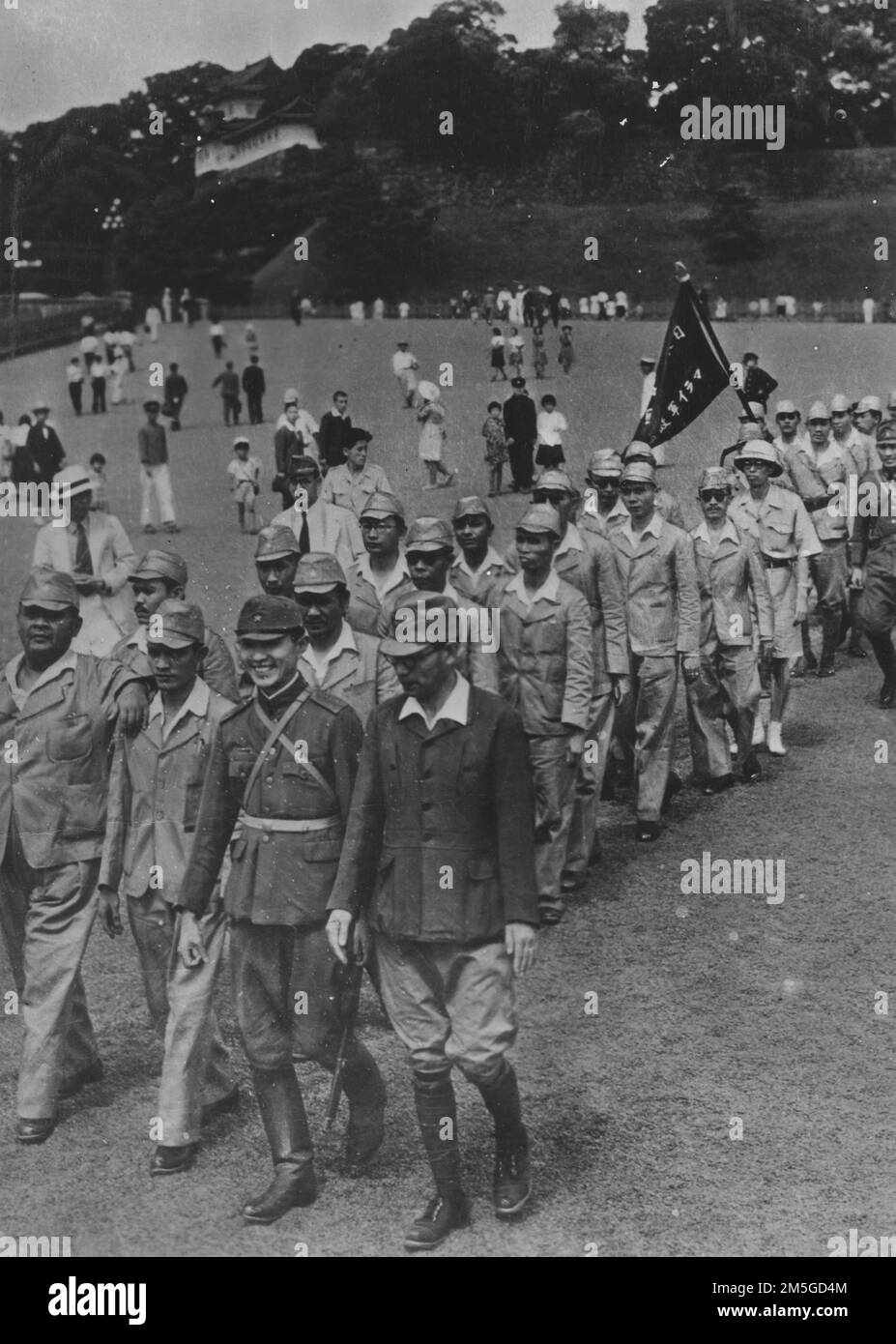 Guerra del Pacífico, 1941-1945. Veinticinco lugareños de Malaya y Sumatra recorren un castillo durante una visita a la capital del Imperio Japonés, el 1943 de agosto. Foto de stock