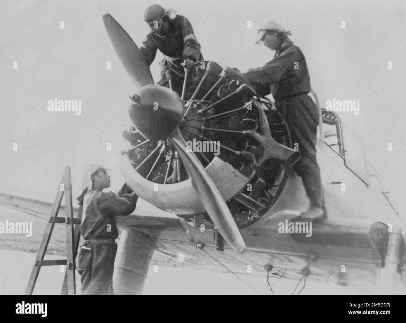 Guerra del Pacífico, 1941-1945. Frente Nacional Japonés - Estudiantes japonesas de secundaria realizan mantenimiento en un avión en la Escuela de Aviación Shimoshizu, junio de 1944. Foto de stock