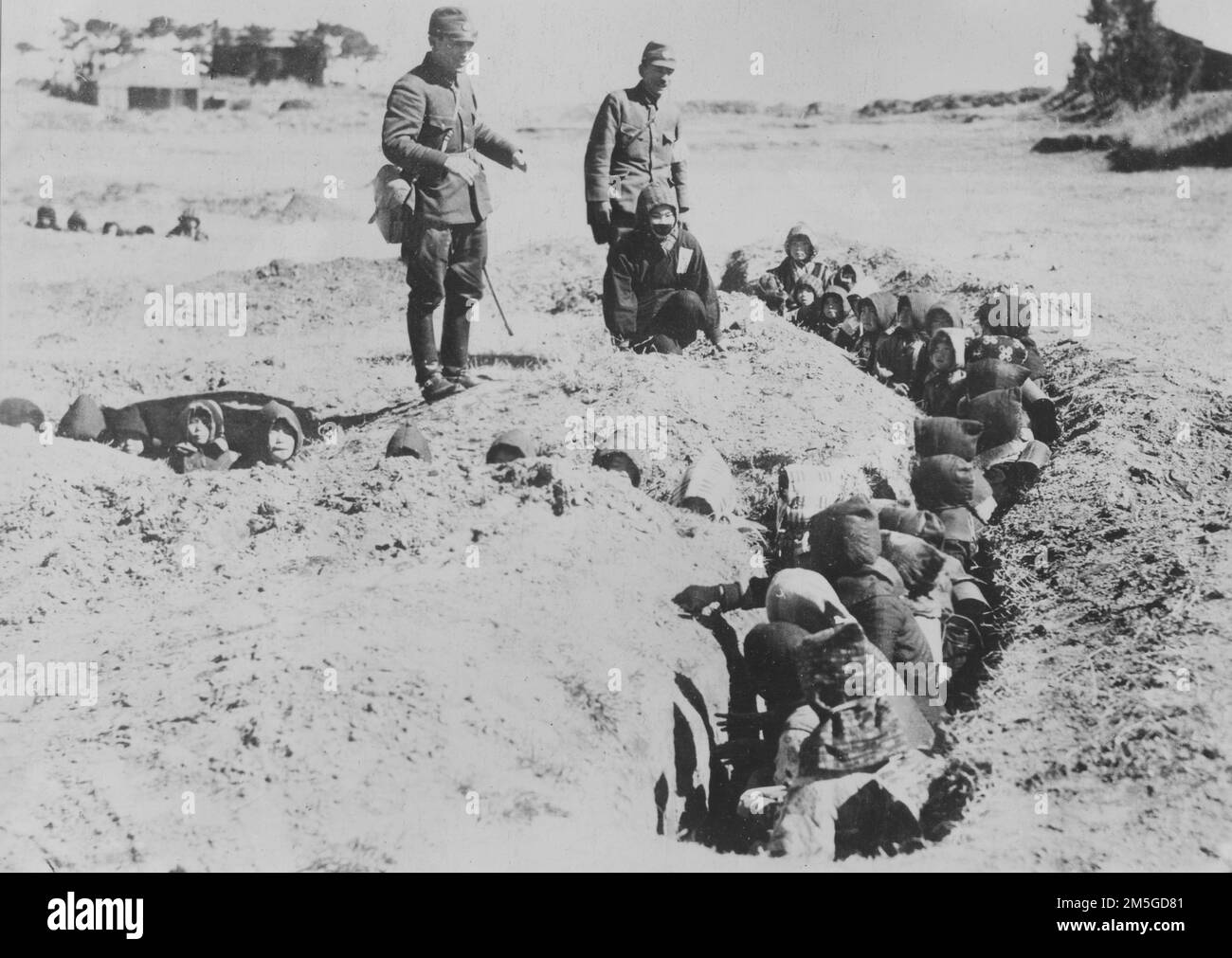 Guerra del Pacífico, 1941-1945. Frente Interior Japonés - Los civiles japoneses reciben instrucción de oficiales del Ejército Imperial Japonés durante una maniobra conjunta de entrenamiento de seguridad militar-civil en la playa de Kujukuri, el 1944 de marzo. Foto de stock