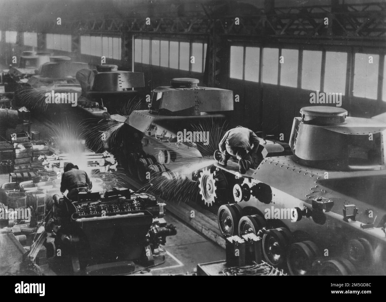 Guerra del Pacífico, 1941-1945. Frente Nacional Japonés - Trabajadores civiles japoneses empleados por Mitsubishi Heavy Industries trabajan en una línea de producción de tanques medianos, enero de 1944. Foto de stock