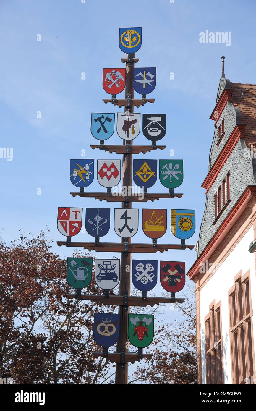 Maypole con signos de gremio en el ayuntamiento, símbolos, profesión, artesanos históricos, Lorsch, Ayuntamiento, mercado, Lorsch, Bergstrasse, Hesse Foto de stock