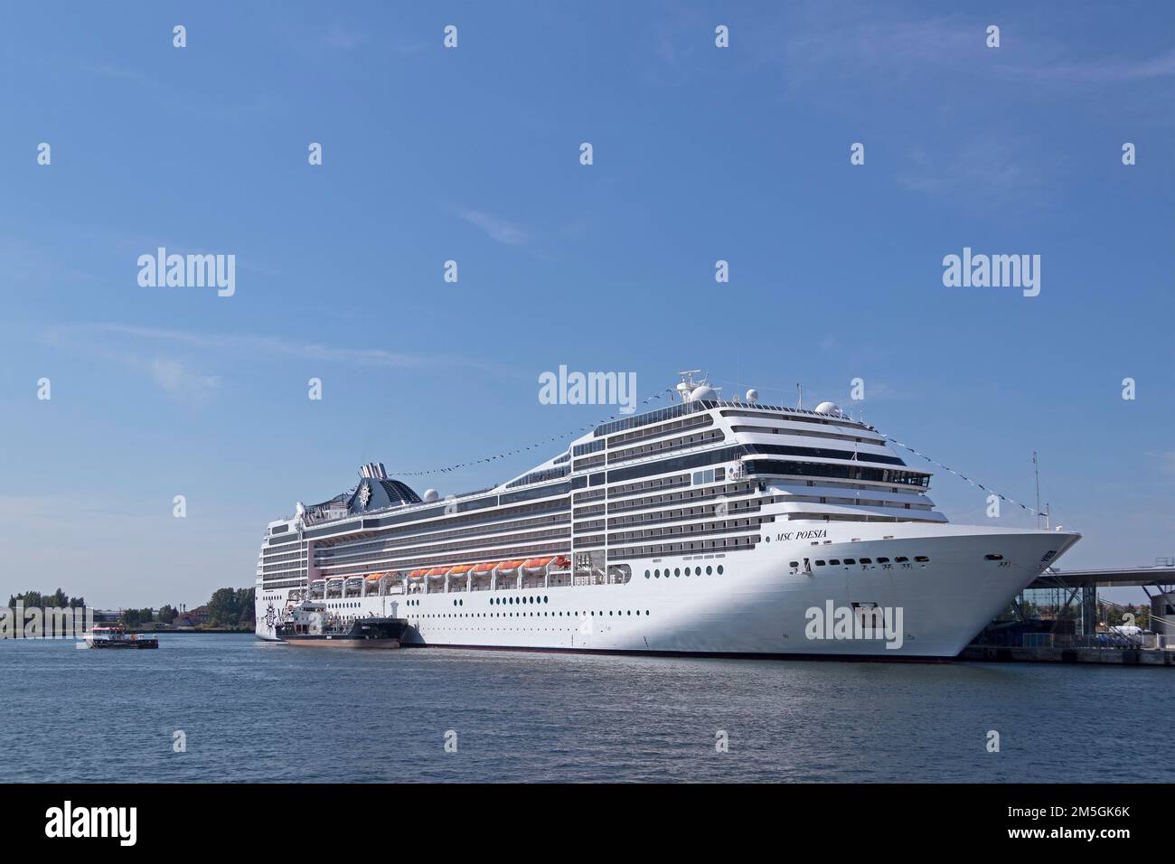 Crucero MSC Poesia, buque de suministro, puerto, Warnemuende, Rostock,  Mecklenburg-Vorpommern, Alemania Fotografía de stock - Alamy