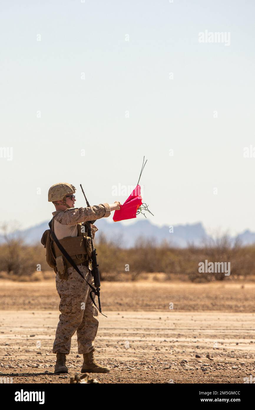 EE.UU El sargento del Cuerpo de Marines Sean Murphy, de Manhattan, Kansas, asignado al Equipo Móvil de Control de Tráfico Aéreo de Marines, Escuadrón de Armas y Tácticas de Aviación Marítima Uno (MAWTS-1), ondea un marcador de panel de señal VS-17, durante el curso de Instructor de Armas y Tácticas (WTI) 2-22, en el aeródromo de Stoval, cerca de Dateland, Arizona, marzo de 17, 2022.WTI es un evento de capacitación de siete semanas organizado por MAWTS-1, que proporciona capacitación táctica avanzada de estandarización y certificación de las calificaciones de los instructores de la unidad para apoyar la capacitación y preparación de la aviación marina y ayudar en el desarrollo y empleo de armas y tácticas de aviación Foto de stock