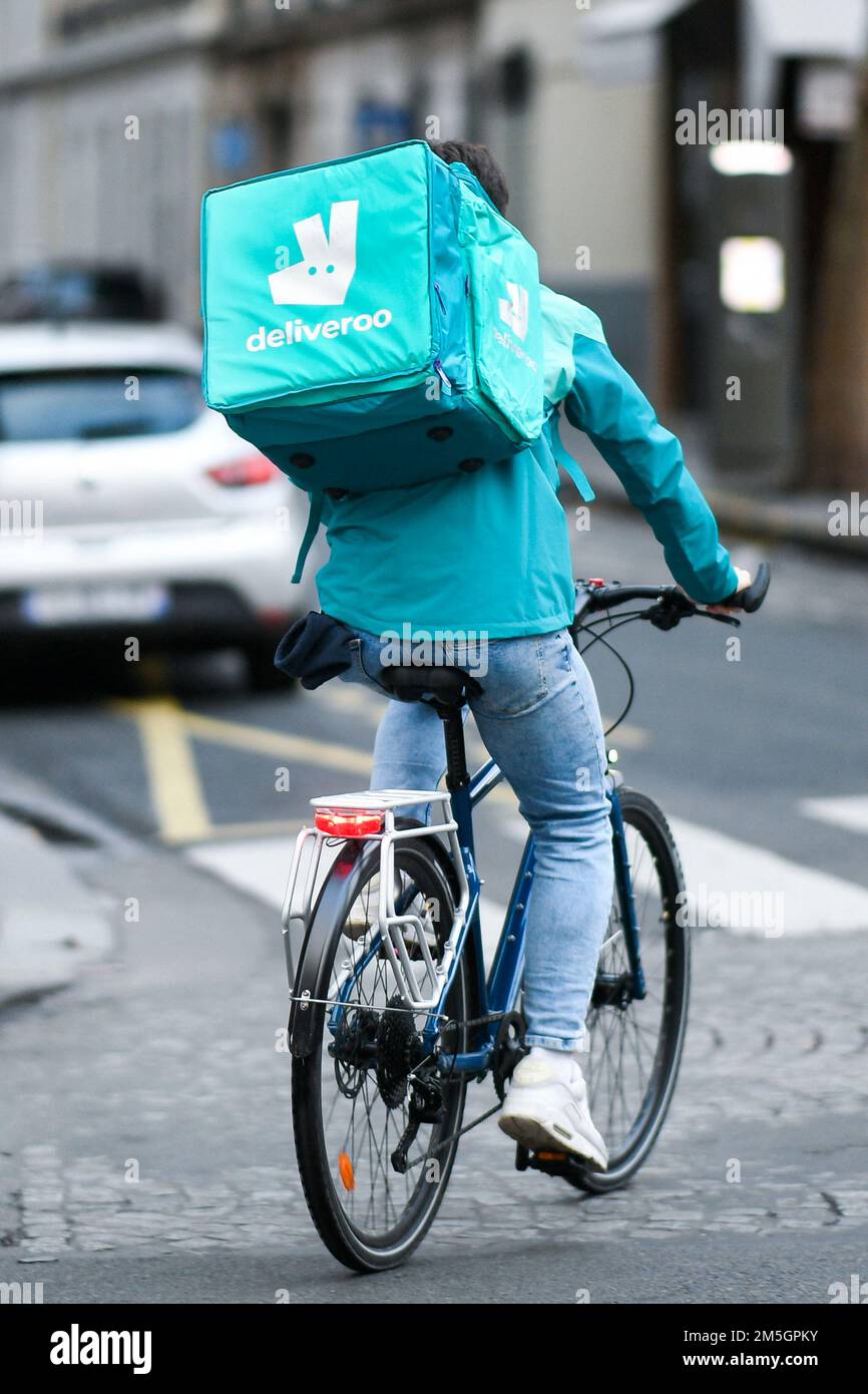 Una entrega (hombre) para Deliveroo en su bicicleta (bicicleta).  Ilustración de entregas para plataformas de entrega de comida a domicilio,  en París, Francia, el 28 de diciembre de 2022. Foto de Victor