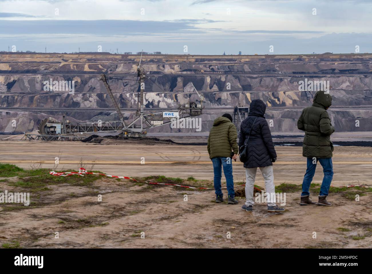 Visitantes en el borde de la mina de lignito a cielo abierto Garzweiler II, en el pueblo de Lützerath, que será el último pueblo en ser dragado, NRW, Germa Foto de stock