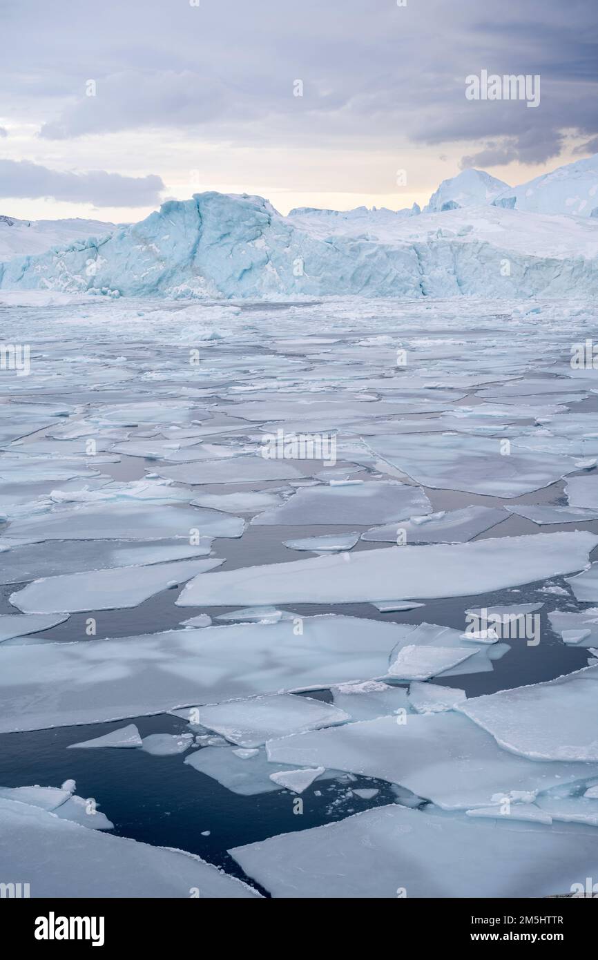 Hielo marino en el fiordo en la desembocadura del glaciar Kangia en Ilulissat, al oeste de Groenlandia Foto de stock