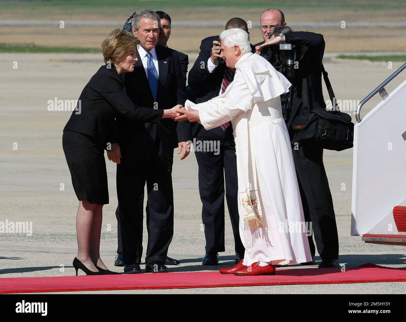 CAMP SPRINGS, MD - ABRIL 15: (AFP OUT) ESTADOS UNIDOS El presidente George W. Bush y la primera dama de su esposa Laura Bush saludan al Papa Benedicto XVI a su llegada a la Base Andrews de la Fuerza Aérea, el 15 de abril de 2008 en Camp Springs, Maryland. El miércoles el Papa Benedicto XVI visitará la Casa Blanca y el jueves pronunciará misa en el estadio Nacional de Béisbol. Crédito: Mark Wilson / Pool vía CNP Foto de stock