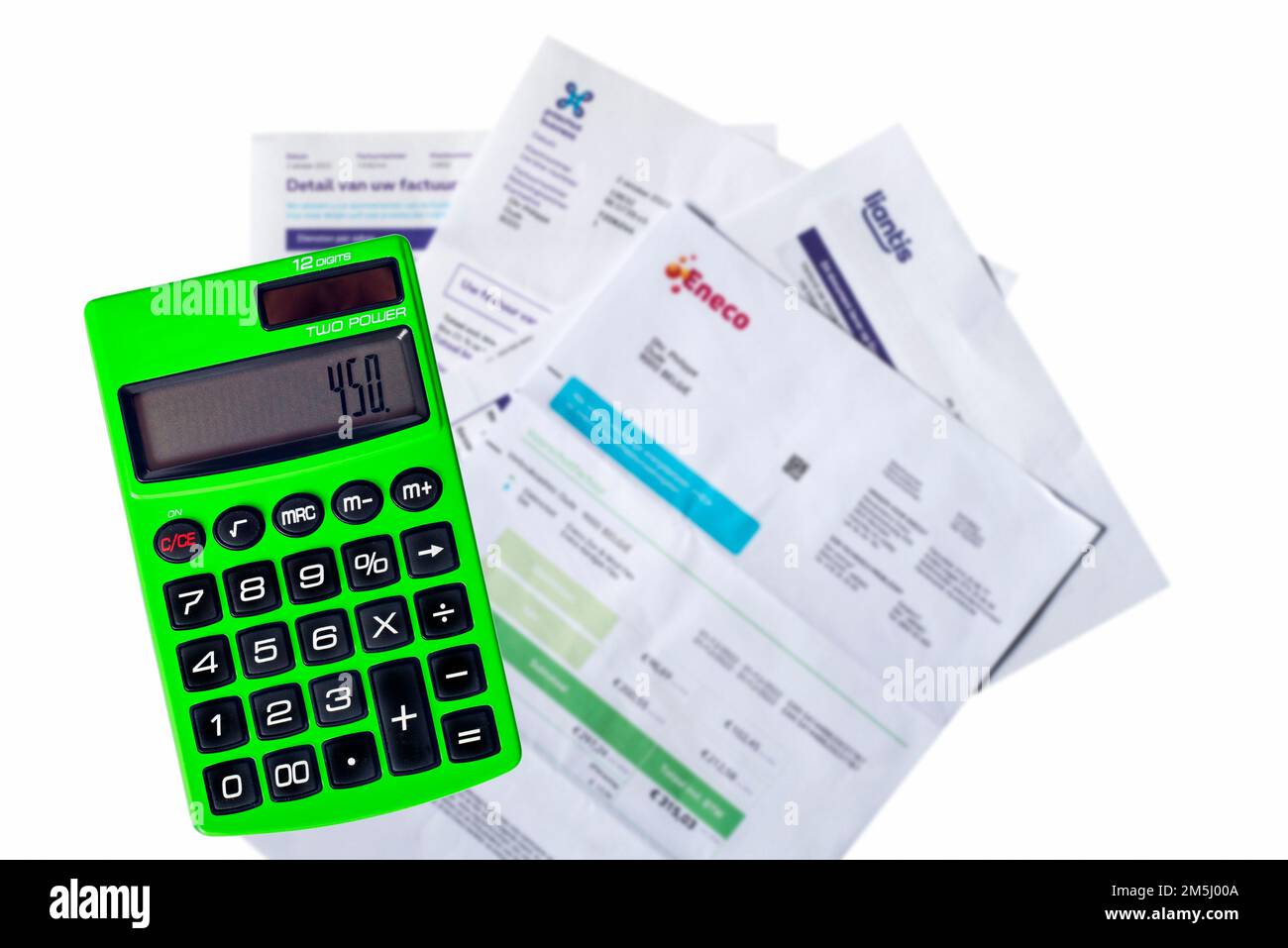 Calculadora de bolsillo verde y facturas / facturas de Eneco, proveedor de  gas natural y electricidad, Proximus y Liantis sobre fondo blanco  Fotografía de stock - Alamy