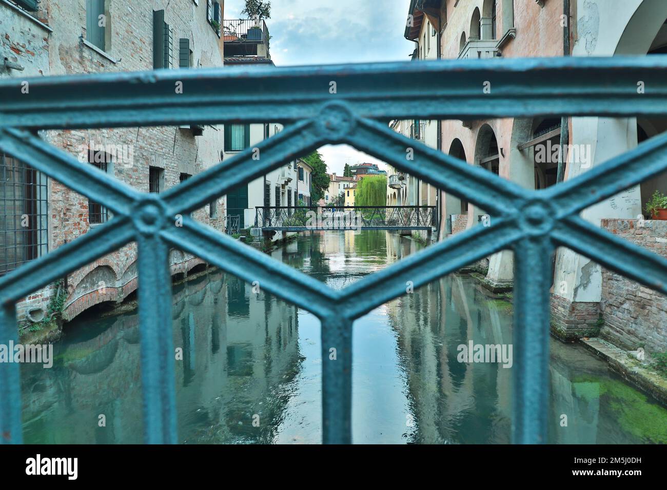 Treviso e Ponte Buranelli incorniciato sul canale del fiume Sile - centro storico della città artistica italiana da visitare Foto de stock